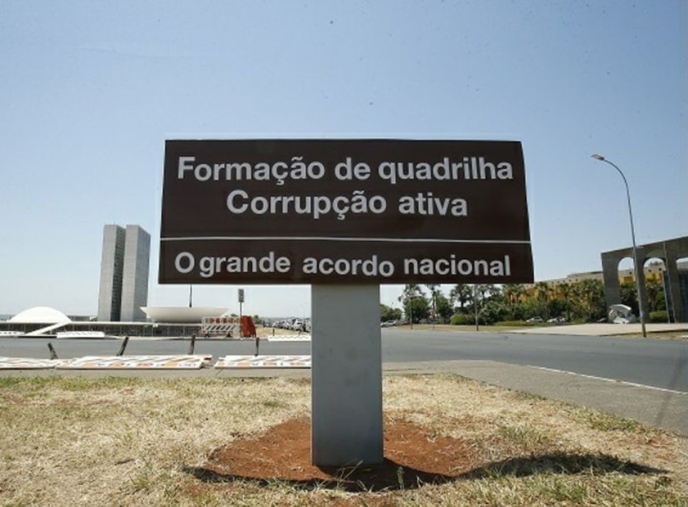 O cientista político e professor da PUC Minas, Robson Sáveio, criticou a decisão do Senado, nesta terça-feira de salvar o senador Aécio Neves (PSDB), considerado o pai do golpe; com decisão da Casa, Aécio pode retomar o mandato de senador; "E tinham inocentes-tolinhos que acreditavam que numa casa legislativa majoritariamente composta por bandidos se puniria um bandido, para agradar opinião pública. #ComOSupremoComTudo", escreveu Robson em seu Facebook