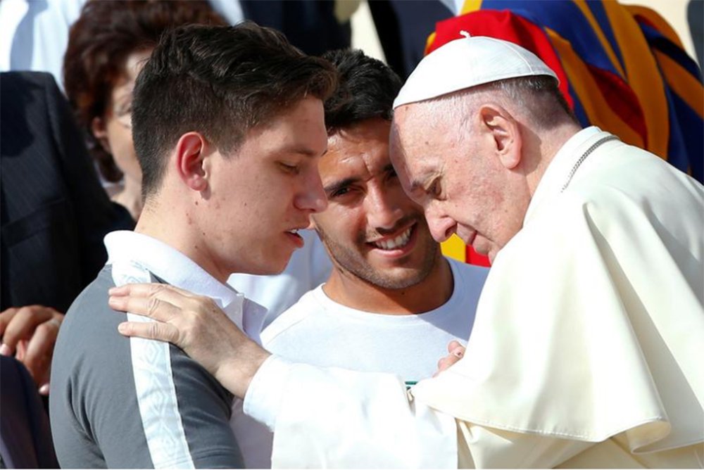 Jogadores da Chapecoense foram recebidos pelo papa Francisco no Vaticano na manhã desta quarta-feira, em uma visita que contou com a participação de sobreviventes e familiares das vítimas do acidente de avião que deixou 71 mortos enquanto levava a equipe para a Colômbia, em novembro de 2016