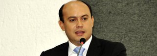 O Tribunal Regional Federal da 1ª região absolveu o ex-governador do Tocantins Sandoval Cardoso na ação penal por crime de desvio de finalidade de recursos de financiamento; o Ministério Público Federal (MPF), autor da ação penal, relata que Sandoval teria utilizado R$ 499.960,93, de um financiamento rural do Banco do Brasil, para custear sua campanha eleitoral em 2014, quando disputava a reeleição para o executivo estadual