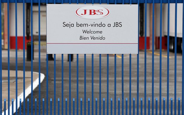 JBS desistiu dos planos para listar a sua subsidiária JBS Foods International na bolsa de Nova York, de acordo com comunicado enviado à Securities and Exchange Commission (SEC), o órgão regular dos mercados norte-americanos; maior processadora de carne do mundo, que está envolvida em um grande escândalo de corrupção, disse que desistiu no momento do pedido para uma oferta inicial de ações (IPO), que tinha sido apresentado em dezembro de 2016