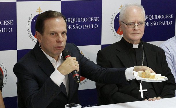 A repercussão desastrosa, o prefeito João Doria (PSDB) desistiu de incluir na merenda das escolas da rede municipal de São Paulo a 'ração humana', feita com alimentos perto da data de validade e que iriam para o lixo; "Não está decidido se será na merenda. Na alimentação para pessoas em situação de rua sim, que são aquelas abrigadas nos Centros Temporários de Acolhimentos e nos antigos albergues. Ali a alimentação é oferecida diariamente e a complementação da Farinata assim que tivermos as autorizações necessárias, será utilizada sempre como complemento alimentar. Ela não é alimentação em si, mas suplmentar", afirmou Doria; recuo ocorre no mesmo dia em que o Ministério Público abriu investigação sobre a ração humana 
