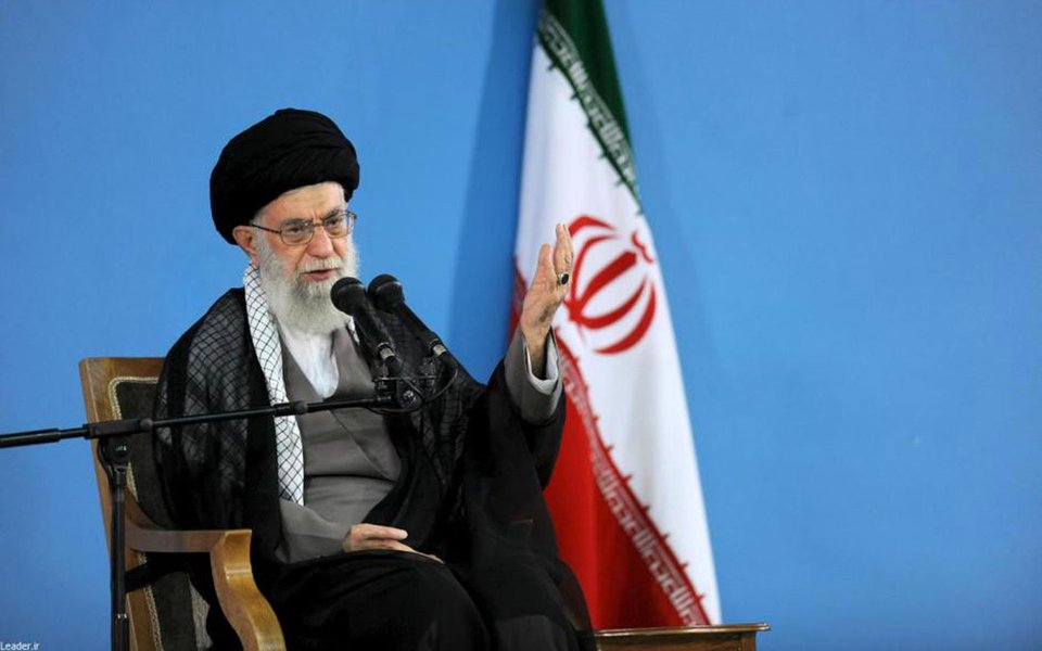 Khamenei advertiu que se os Estados Unidos rasgarem o acordo, “o Irã vai destruí-lo”, se referindo a uma ameaça feita pelo presidente norte-americano, Donald Trump, de abandonar o tratado, relatou a TV estatal iraniana