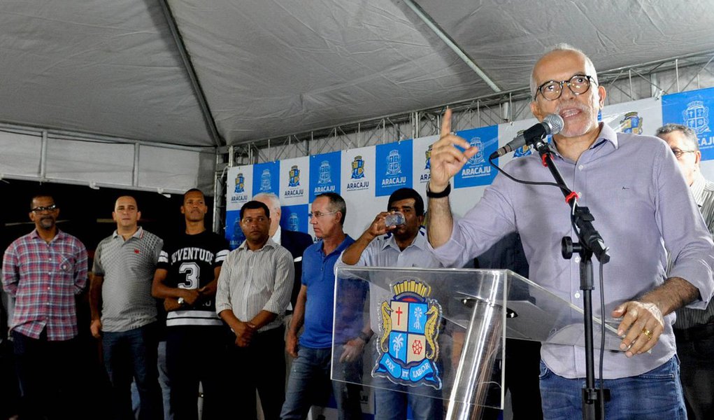 Uma obra pedida pelos aracajuanos há décadas foi entregue pelo prefeito Edvaldo Nogueira, ao inaugurar os serviços de infraestrutura do loteamento Jardim Petrópolis, no bairro Santo Antônio; reinício da obra, que foi abandonada pela gestão passada, foi um compromisso firmado por Edvaldo na eleição de 2016; “Nosso compromisso foi cumprido. Esta é uma obra que traz dignidade para o povo, que vivia uma situação muito difícil há bastante tempo. É uma obra que toca fundo no nosso coração por ser realizada numa área carente, onde as pessoas mais precisam da ação do poder público”, afirmou o prefeito