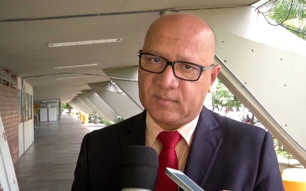 A recomendação do MP para que o governo estadual reduza o número de cargos comissionados para se adequar à Lei de Responsabilidade Fiscal, foi questionada pelo secretário de Administração e Previdência, Franzé Silva; titular da pasta considera que houve um equivoco da Promotoria ao comparar o mês de janeiro 2015, quando não há nomeação dos cargos comissionados com o mês de julho, quando onde os cargos estão preenchidos