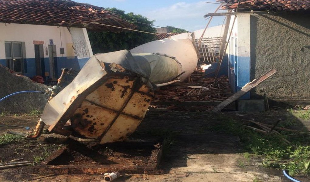 Duas crianças morreram e outras ficaram feridas na tarde desta segunda-feira após a queda de uma caixa d'água no telhado da Escola Municipal Professor Osman dos Santos Oliveira, no Povoado Campo Grande, município de Nossa Senhora das Dores, Médio Sertão de Sergipe; de acordo com a prefeitura, 17 pessoas foram atendidas na Clínica de Saúde a Família, sendo 11 crianças com idades entre 7 e 12 anos