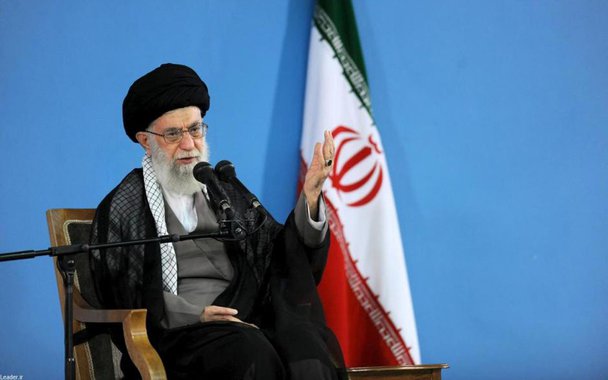 Khamenei advertiu que se os Estados Unidos rasgarem o acordo, “o Irã vai destruí-lo”, se referindo a uma ameaça feita pelo presidente norte-americano, Donald Trump, de abandonar o tratado, relatou a TV estatal iraniana