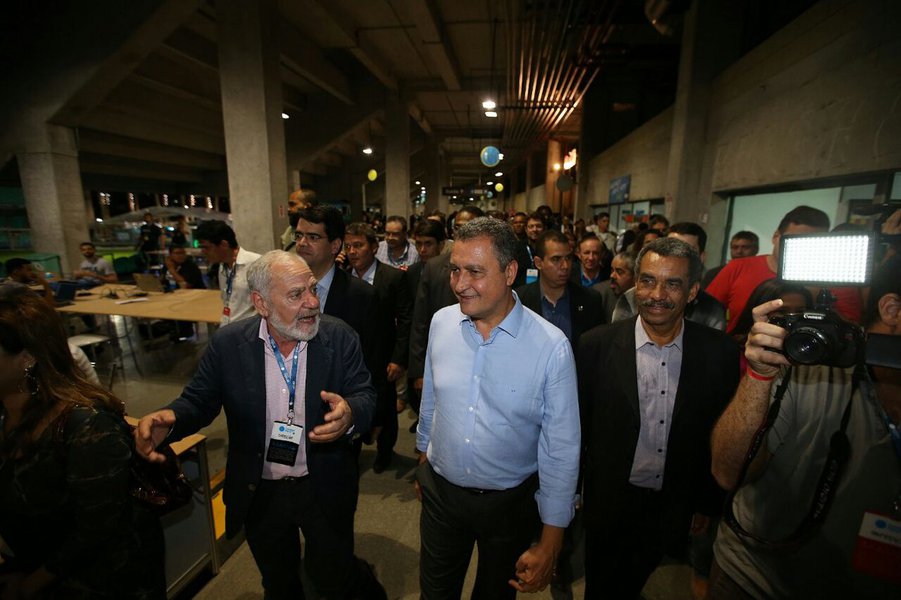 Tecnologia, festa, acampamento, e oportunidade de negócio se reúnem na primeira edição da Campus Party Bahia, aberta nesta quarta-feira, na Arena Fonte Nova, onde acontece até domingo (13); o evento reúne todo tipo de inovação voltada para a área de tecnologia; cerca de 60 startups e universidades estão representadas; o governador Rui Costa afirmou que com o evento, a Bahia entra no mapa internacional da tecnologia; "Tem baiano brilhando em vários cantos do mundo e estamos trazendo a referencia da Campus Party para o Estado. Espero que isso induza os jovens a entrarem no mundo tecnológico e, mais do que isso, a atraírem negócios no segmento, gerando emprego e renda para os baianos", disse Rui