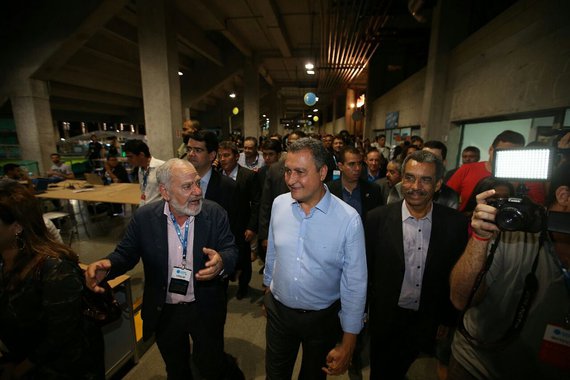 Tecnologia, festa, acampamento, e oportunidade de negócio se reúnem na primeira edição da Campus Party Bahia, aberta nesta quarta-feira, na Arena Fonte Nova, onde acontece até domingo (13); o evento reúne todo tipo de inovação voltada para a área de tecnologia; cerca de 60 startups e universidades estão representadas; o governador Rui Costa afirmou que com o evento, a Bahia entra no mapa internacional da tecnologia; "Tem baiano brilhando em vários cantos do mundo e estamos trazendo a referencia da Campus Party para o Estado. Espero que isso induza os jovens a entrarem no mundo tecnológico e, mais do que isso, a atraírem negócios no segmento, gerando emprego e renda para os baianos", disse Rui