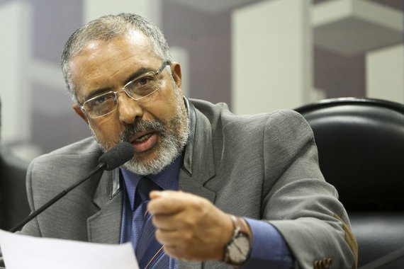 Tanto taxistas como motoristas de aplicativos como o Uber não estão satisfeitos com a proposta que regulamenta o serviço de transporte remunerado individual por aplicativos, disse o senador Paulo Paim (PT-RS); o projeto — um texto substitutivo do senador Pedro Chaves (PSC-MS) a três projetos de lei — está em análise no Senado; "É possível construir um acordo equilibrado"
