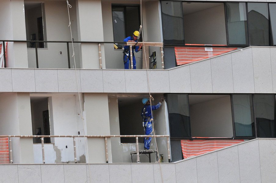 O desemprego no Distrito Federal apresentou queda pelo quinto mês consecutivo; em agosto, houve redução de 0,8 ponto porcentual — de 19,5% para 18,7% — em relação a julho; a PED de agosto indica aumento de 4 mil pessoas empregadas em relação a julho, com 1.328 postos ocupados no último mês