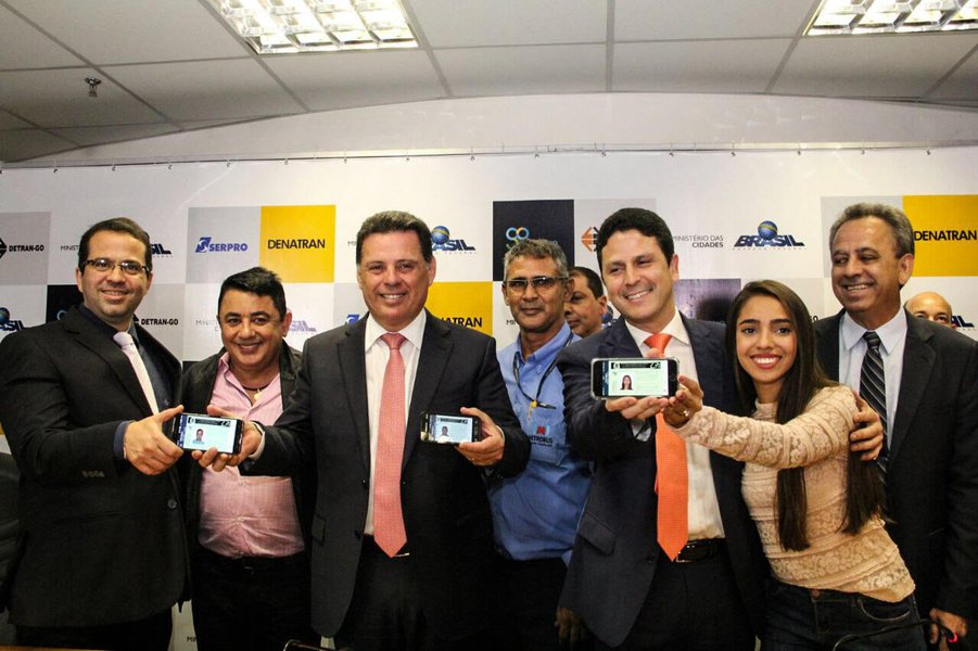 Em discurso na solenidade de lançamento da Carteira Nacional de Habilitação Digital (CNH-e), nesta terça-feira em Brasília, o governador Marconi Perillo enfatizou o pioneirismo do Estado no aperfeiçoamento dos serviços prestados à população com o pioneirismo do Estado na prestação do novo serviço “A modernização da infraestrutura de atendimento do Detran de nosso Estado é uma prioridade para a administração, demonstrando compromisso com a eficiência e com a transparência dos procedimentos”, afirmou, acompanhado do ministro das Cidades, Bruno Araújo, anfitrião do lançamento