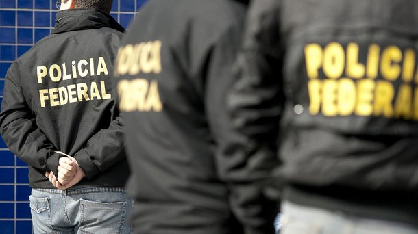 A Polícia Federal (PF), em conjunto com a Força Tarefa da SSP/BA, deflagrou uma operação para coibir crimes de lavagem de dinheiro decorrente do tráfico de drogas praticado pelo líder da facção Bonde do Maluco, identificado como “Marreno”, morto em confronto com policiais em agosto deste ano; ele residia em uma casa de “alto padrão” em Maceió; e na manhã desta terça-feira (26) a polícia cumpriu mandados de busca e apreensão em Maceió