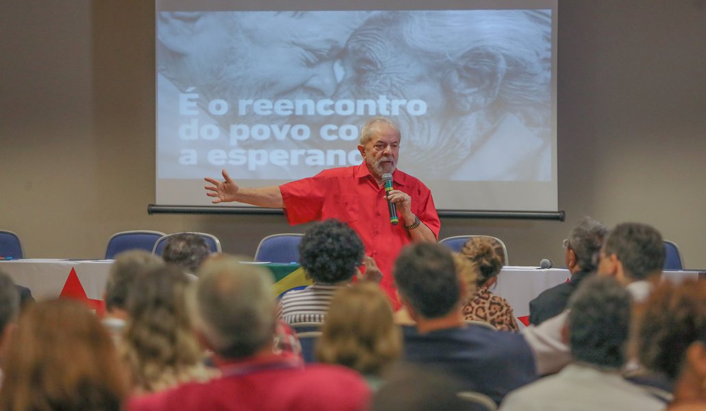 Em discurso no lançamento da campanha de filiação do PT, nesta sexta-feira, 22, o ex-presidente Lula disse que filiar-se ao PT é a solução para quem busca contribuir para o país; "O PT precisa convencer as pessoas que não existe saída fora da política. O PT tem que ser um partido que enfrenta essa discussão contra a negação da política", afirmou; Lula criticou também a ameaça à soberania nacional e disse que querem retirar do povo o poder se suas escolhas; "A soberania nacional precisa entrar na ordem do dia. O que acontece no Brasil hoje é que o que menos interessa é o país como nação. Daqui a pouco não vai ter mais eleição pra presidente. Eles vão na Bolsa de Valores escolher um presidente"