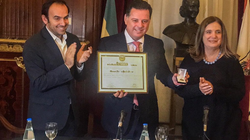 O governador Marconi Perillo recebeu nesta segunda-feira, na Argentina, o título de “Hóspede de Honra” da cidade de Buenos Aires; a distinção, mesma honraria concedida ao ex-presidente Fernando Henrique Cardoso em 2012, foi oferecida por Carmen Polledo, vice-presidente primeira da Legislatura da cidade Autônoma de Buenos Aires; governador lidera missão comercial nos países do Cone Sul (Uruguai, Argentina e Paraguai) para estreitar as relações comerciais