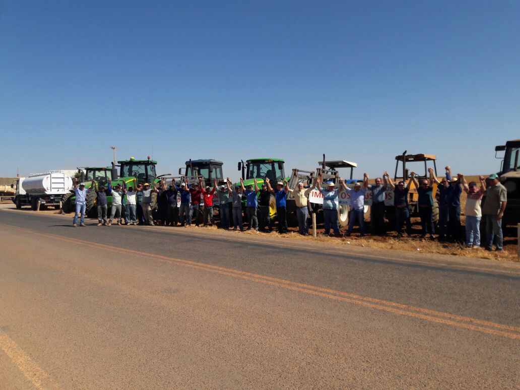 Pela segunda vez em cinco dias, agricultores do oeste da Bahia, juntamente com os empresários e as entidades do agronegócio, fecharam a BR-242, em Luís Eduardo Magalhães, e a BA-225 em Formosa do Rio Preto, em protesto contra os impostos abusivos de Michel Temer que atingem o setor, principalmente o Funrural; na manhã desta terça-feira (15) o 'tratoraço' fechou as rodovias na BR-242, o congestionamento foi de aproximadamente 10 km; o presidente da Associação dos Produtores Rurais da Chapada das Mangabeiras; "Queremos que a nossa indignação contra os altos impostos cobrados, principalmente para o setor agrícola, chegue à Brasília e pressione os parlamentares", disseram os organizadores do protesto 