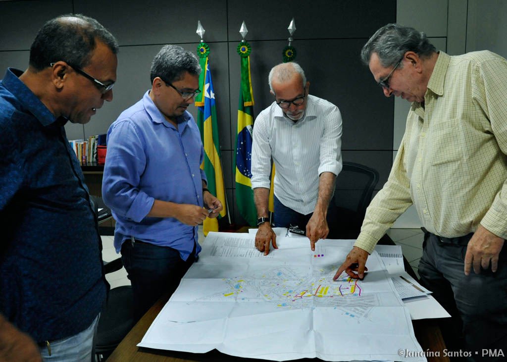 A Prefeitura de Aracaju iniciará, no próximo dia 2 de setembro, o programa emergencial de recapeamento asfáltico da cidade; em reunião de trabalho, o prefeito Edvaldo Nogueira discutiu com o presidente da Empresa Municipal de Obras e Urbanização, Sérgio Ferrari, e com os secretários Jefferson Passos (Fazenda) e Carlos Cauê (Governo) o planejamento das ações de revitalização do pavimento das principais avenidas de Aracaju; a  retomada das obras que estão paralisadas na capital e a realização de novos projetos também foram tema do encontro