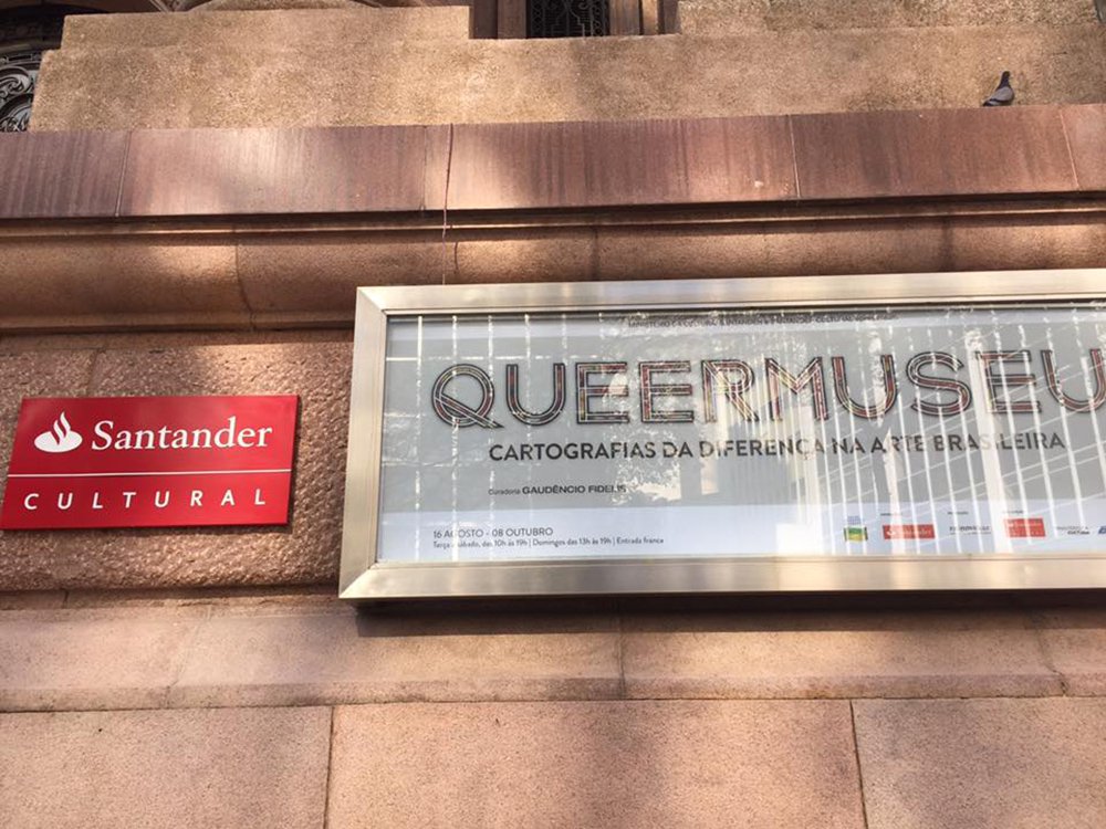 Após a decisão do Santander Cultural em encerrar a exposição "Queermuseu – Cartografias da Diferença na Arte Brasileira", em Porto Alegre, artistas cujos trabalhos integravam a mostra têm se posicionado nas redes sociais criticando o fim precoce da exposição; Iran Giusti, criador das imagens e frases do Tumblr “Criança Viada”, que inspiram os quadros da artista Bia Leite, explicou no seu perfil no Facebook que as fotos foram enviadas, em 2012, pelos próprios donos; a obra de Bia Leite está entre as mais criticadas por supostamente fazer apologia à pedofilia