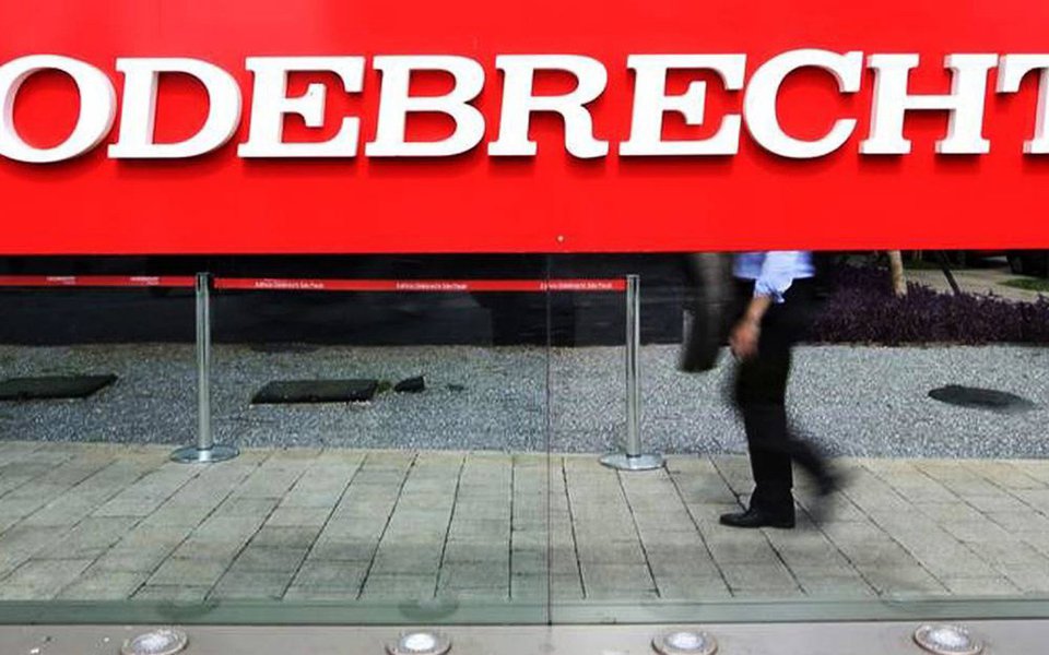 Procuradoria-Geral da Colômbia pediu processo de extinção de propriedade da construtora Odebrecht, envolvida em um escândalo de corrupção no país; Ministério Público disse,que "solicitou o início do processo de extinção de propriedade sobre os bens da multinacional brasileira Odebrecht, envolvida no escândalo de corrupção pela licitação da Rota do Sol, irregularidades do contrato para a recuperação da navegabilidade do rio Magdalena e o crédito do Banco Agrário; lista dos possíveis bens que podem ser objeto de extinção de propriedade inclui 15 contas bancárias, 29 subcontas e 15 prédios