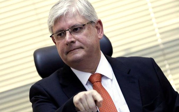 Em jantar organizado para discutir reforma política nesta segunda-feira, 4, o assunto principal foi o procurador-geral da República, Rodrigo Janot; nas palavras de um parlamentar que esteve no encontro, e que não costuma ter papas na língua, o sentimento geral é de que Janot “se f…”