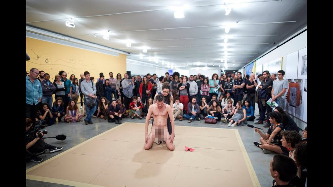 As imagens feitas no museu incendiaram as redes. O promotor pediu que os vídeos fossem removidos, para preservar a criança indevidamente filmada. O Google afirmou que só seriam removidos por ordem judicial