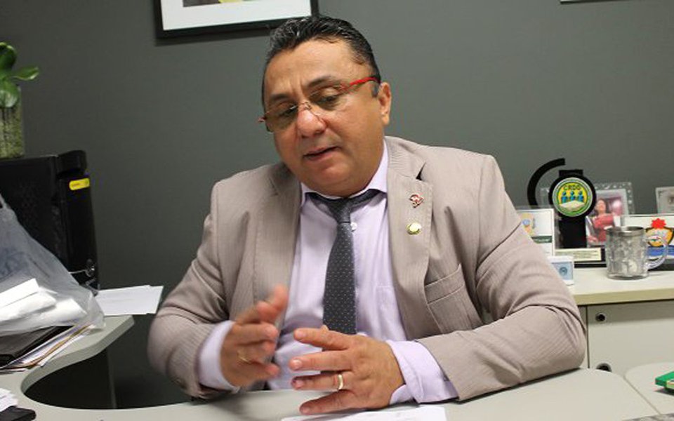 O vereador Edilberto Borges, o Dudu (PT), divulgou um vídeo dizendo que vai acionar a justiça para barrar o aumento de 27% na tarifa de energia elétrica anunciado pelo governo; Dudu considera o aumento abusivo já que vai além da inflação de 3% e justamente no período mais quente em Teresina, o B-R-O BRÓ; relato no Piauí Hoje