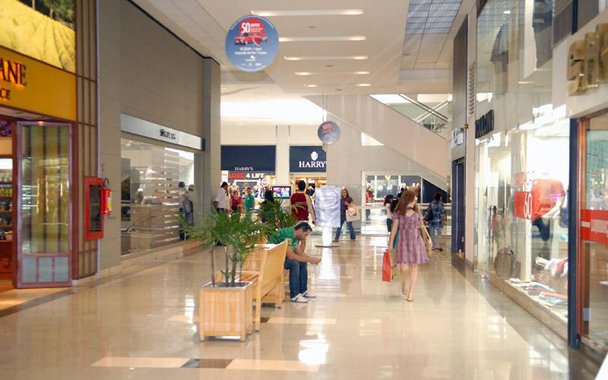 Vendas no varejo brasileiro recuaram 0,5% em agosto na comparação com o mês anterior e subiram 3,6% sobre um ano antes, segundo dadps do Instituto Brasileiro de Geografia e Estatística (IBGE) 