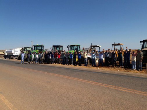 Pela segunda vez em cinco dias, agricultores do oeste da Bahia, juntamente com os empresários e as entidades do agronegócio, fecharam a BR-242, em Luís Eduardo Magalhães, e a BA-225 em Formosa do Rio Preto, em protesto contra os impostos abusivos de Michel Temer que atingem o setor, principalmente o Funrural; na manhã desta terça-feira (15) o 'tratoraço' fechou as rodovias na BR-242, o congestionamento foi de aproximadamente 10 km; o presidente da Associação dos Produtores Rurais da Chapada das Mangabeiras; "Queremos que a nossa indignação contra os altos impostos cobrados, principalmente para o setor agrícola, chegue à Brasília e pressione os parlamentares", disseram os organizadores do protesto 