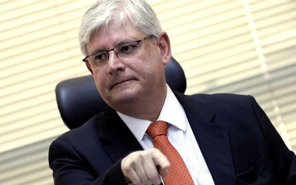Em jantar organizado para discutir reforma política nesta segunda-feira, 4, o assunto principal foi o procurador-geral da República, Rodrigo Janot; nas palavras de um parlamentar que esteve no encontro, e que não costuma ter papas na língua, o sentimento geral é de que Janot “se f…”