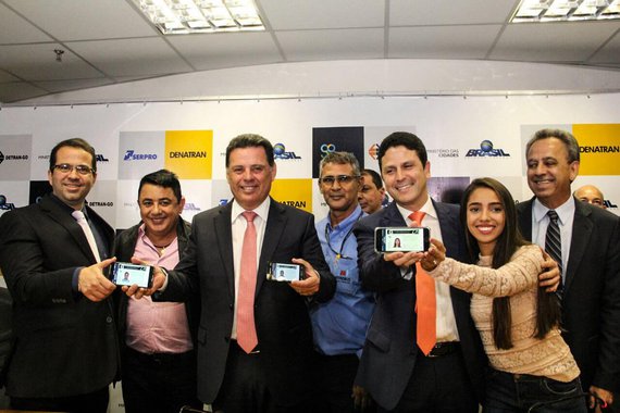 Em discurso na solenidade de lançamento da Carteira Nacional de Habilitação Digital (CNH-e), nesta terça-feira em Brasília, o governador Marconi Perillo enfatizou o pioneirismo do Estado no aperfeiçoamento dos serviços prestados à população com o pioneirismo do Estado na prestação do novo serviço “A modernização da infraestrutura de atendimento do Detran de nosso Estado é uma prioridade para a administração, demonstrando compromisso com a eficiência e com a transparência dos procedimentos”, afirmou, acompanhado do ministro das Cidades, Bruno Araújo, anfitrião do lançamento