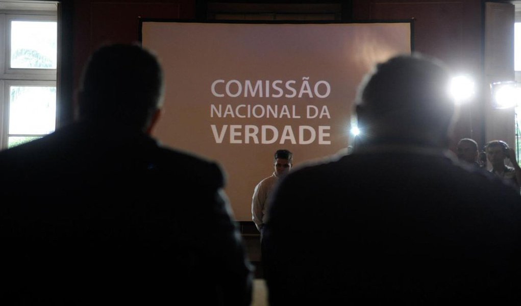O Ministério Público Federal em São Paulo denunciou dois ex-delegados do Departamento de Ordem Política e Social do Estado de São Paulo (DEOPS/SP) pelo sequestro do metalúrgico Feliciano Eugenio Neto, militante do Partido Comunista Brasileiro; Neto foi preso sem flagrante ou notificação judicial em 02/10/1975; a prisão só foi formalizada no dia 31/10 daquele ano; Neto teria sido torturado no DOPS (Delegacia de Ordem Política e Social) e teve um olho de vidro, que deveria receber cuidados médicos constantes, danificado; ele morreu no Hospital das Clínicas, em 29 de setembro de 1976