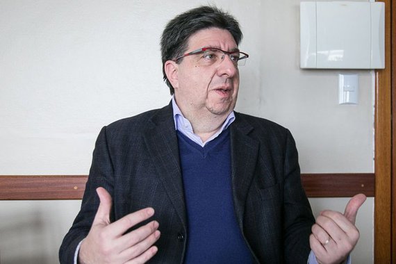 Advogado José Eymard Loguércio, assessor jurídico nacional da CUT, avalia que o modelo de sociedade projetado pela Reforma Trabalhista, aprovada recentemente no Congresso, pode jogar o Brasil de volta ao século XIX, com relações de trabalho extremamente precarizadas e um mercado onde poucos ganham muito e a grande massa da população se empobrece cada vez mais; “Quem fizer trabalho intermitente”, exemplifica, não conseguirá sobreviver trabalhando para uma pessoa só; “A jornada de trabalho dela não terá começo nem fim. Isso é a sociedade do século XIX. Tem dia que você consegue trabalho, tem dia que não consegue. É como se a própria fosse reduzida a um bico”; entrevista ao Sul 21