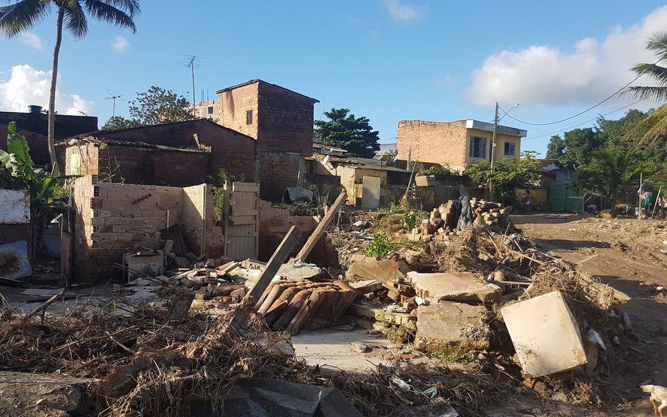 De dez locais pesquisados pelo Instituto de Pesquisa Econômica Aplicada (Ipea) para a construção do novo Atlas da Vulnerabilidade Social, quatro apresentaram aumento do índice; capital pernambucana e seu entorno dispararam e estavam 16,3% mais vulneráveis em 2015 do que em 2011; piora no índice foi bem maior do que ouras capitais que também tiveram índices de vulnerabilidade pior em 2015, como São Paulo (2,4%), Fortaleza (3,9%) e Porto Alegre (0,4%)