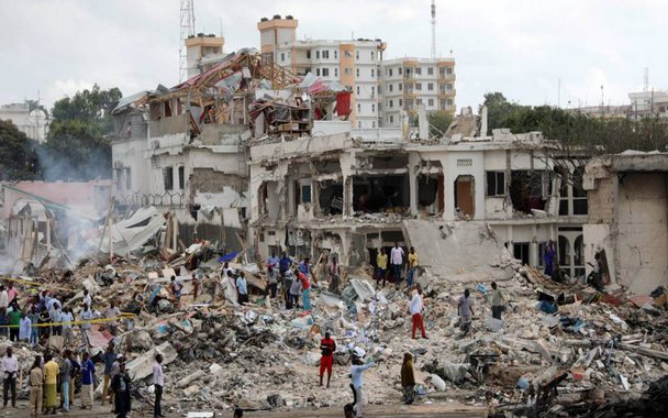 O atentado com dois caminhões-bomba cometido no último sábado por supostos integrantes do grupo jihadista Al Shabab na capital da Somália, Mogadíscio, matou pelo menos 215 pessoas e deixou mais de 350 feridas, confirmaram à Agência Efe fontes dos serviços de saúde do país; os hospitais, escassos de medicamentos e sangue, estão superlotados de feridos; ataque ao Safari Hotel e a um movimentado mercado da cidade é o pior já ocorrido na história do país com base no balanço de mortos, que ainda pode aumentar 
