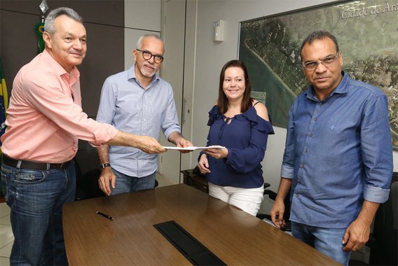 Prefeito Edvaldo Nogueira assinou decreto que autoriza o Processo Seletivo Simplificado para contratação de 512 profissionais da área de Saúde para trabalhar na rede municipal; vagas estarão distribuídas em 18 categorias profissionais de nível superior e técnico. Em até 60 dias, a administração municipal lançará o edital, com as informações sobre a seleção; perspectiva da prefeitura é economizar até R$ 964 mil por mês com as novas contratações