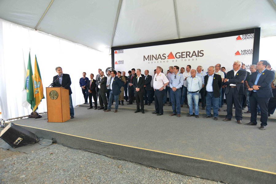 O governador Fernando Pimentel entregou as obras de melhorias e pavimentação em 30,9 quilômetros na MG-423, entre Papagaios (Território Metropolitano) e o entroncamento da BR-352, no município de Pitangui, no Território Oeste; a obra, que foi paralisada na gestão passada, em 2014, e retomada pelo atual governo, demandou investimentos de R$ 33 milhões do estado por meio do Departamento de Edificações e Estradas de Rodagens de Minas Gerais (DEER-MG)