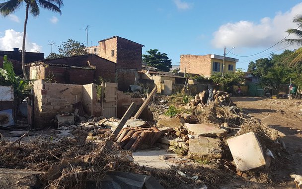 De dez locais pesquisados pelo Instituto de Pesquisa Econômica Aplicada (Ipea) para a construção do novo Atlas da Vulnerabilidade Social, quatro apresentaram aumento do índice; capital pernambucana e seu entorno dispararam e estavam 16,3% mais vulneráveis em 2015 do que em 2011; piora no índice foi bem maior do que ouras capitais que também tiveram índices de vulnerabilidade pior em 2015, como São Paulo (2,4%), Fortaleza (3,9%) e Porto Alegre (0,4%)