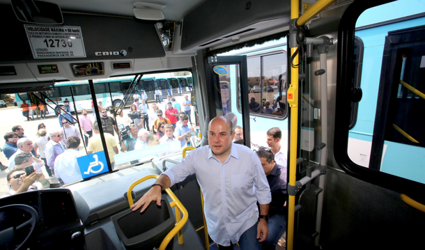 O prefeito de Fortaleza Roberto Cláudio (PT) entregou, nesta quarta-feira (25) um novo lote de 35 ônibus com ar condicionado. Com isso, a frota chega a quase 500 veículos refrigerados circulando na cidade, de um total de 2.008 cadastrados. Durante a solenidade, o chefe do Executivo municipal anunciou que até março do próximo ano todos os ônibus da Capital terão wi-fi e falou da extensão do Programa Bike Vida