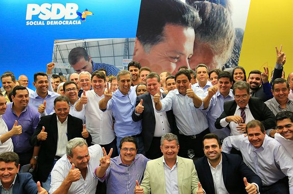 A Associação Goiana de Municípios emitiu nota em que afirma que a entidade não vai tolerar as acusações e ameaças proferidas por dirigentes partidários como resposta à movimentação de prefeitos entre partidos; a nota foi publicada no site da AGM depois que a direção estadual do PMDB criticou a migração de prefeitos do partido para a base aliada do governador Marconi Perillo; "A Associação Goiana de Municípios vem manifestar seu repúdio contra essas manifestações de ódio e autoritarismo e exercer a defesa desses prefeitos, que agiram eminentemente de acordo com suas convicções, segundo o programa de trabalho que pactuaram com seus representados", afirma o texto