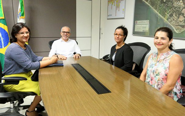 A Prefeitura de Aracaju e diretores do Serviço Social do Comércio (SESC) iniciaram uma discussão que visa implantar um projeto no Centro de Artes e Esportes Unificados (CEU) do bairro 17 de Março; ações culturais, educativas, esportivas e de saúde se tornarão cotidianas na praça do bairro; “A ideia é constituir uma parceria com o Sesc e o Instituto Mariana para desenvolver atividades esportivas, de lazer, de cultura e levar cinema para as crianças e adolescentes do bairro. Também pretendemos levar programas odontológicos e de saúde em geral para a praça, com as carretas do Sesc. O que queremos é envolver a população para que ela faça bom uso daquela praça”, detalhou Edvaldo