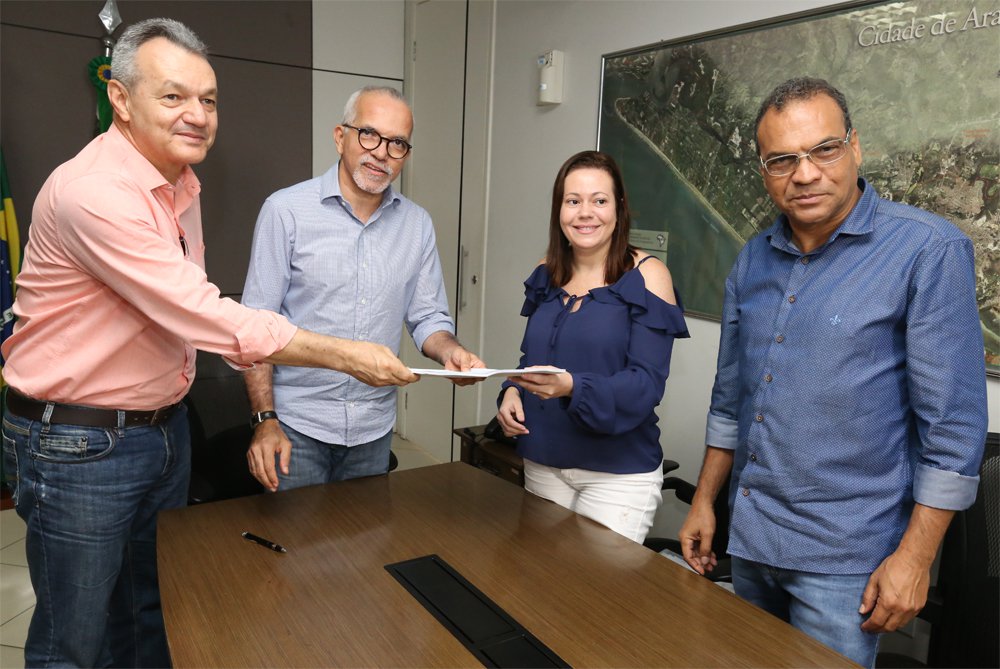 Prefeito Edvaldo Nogueira assinou decreto que autoriza o Processo Seletivo Simplificado para contratação de 512 profissionais da área de Saúde para trabalhar na rede municipal; vagas estarão distribuídas em 18 categorias profissionais de nível superior e técnico. Em até 60 dias, a administração municipal lançará o edital, com as informações sobre a seleção; perspectiva da prefeitura é economizar até R$ 964 mil por mês com as novas contratações