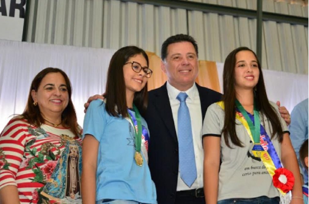 A deputada estadual Eliane Pinheiro (PMN) afirma que o Goiás na Frente Social, lançado há aproximadamente dez dias, deu o toque que faltava ao programa de investimentos que o Estado lançou neste ano, focado principalmente na infraestrutura dos municípios: o Goiás na Frente (que prevê R$ 10 bilhões em obras até 2018); “Tão importante quanto recuperar estradas, construir hospitais e escolas é dar consistência à rede de proteção social do governo”, afirma a deputada