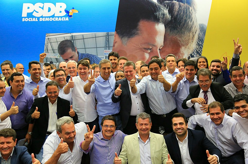 A Associação Goiana de Municípios emitiu nota em que afirma que a entidade não vai tolerar as acusações e ameaças proferidas por dirigentes partidários como resposta à movimentação de prefeitos entre partidos; a nota foi publicada no site da AGM depois que a direção estadual do PMDB criticou a migração de prefeitos do partido para a base aliada do governador Marconi Perillo; "A Associação Goiana de Municípios vem manifestar seu repúdio contra essas manifestações de ódio e autoritarismo e exercer a defesa desses prefeitos, que agiram eminentemente de acordo com suas convicções, segundo o programa de trabalho que pactuaram com seus representados", afirma o texto