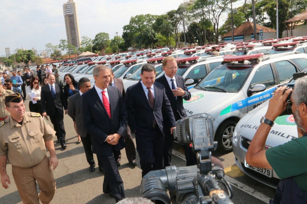 Com a entrega de 273 novas viaturas às forças policiais do Estado, na manhã desta sexta-feira, a gestão do governador Marconi Perillo (PSDB) atingiu a marca de R$ 3 bilhões em investimentos em Segurança Pública em 2017; em solenidade realizada na Academia de Polícia Militar, Marconi afirmou que há seis anos o investimento anual não passava de R$ 1,2 bilhão; “Em 2011, investimos 9% do orçamento estadual no combate ao crime. Este percentual vai passar de 14% em 2017 ", destacou o governador; as 273 viaturas foram divididas entre Polícia Militar (140), Polícia Civil (100), mais 20 furgões para o transporte de presos e 13 que serão utilizados para perícia oficial