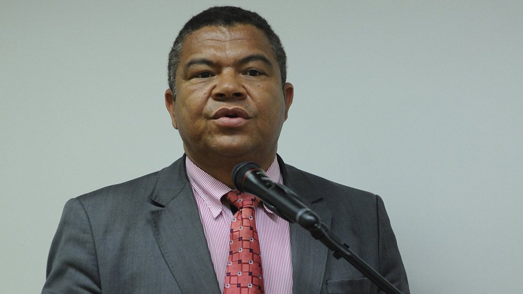 O deputado federal Valmir Assunção (PT-BA) criticou o presidente Michel Temer (PMDB) por mais um “agrado” à bancada ruralista ao assinar um decreto perdoando 60% das dívidas que os ruralistas têm por crimes ambientais; para o parlamentar, perdão tem relação com a chegada da segunda denúncia ao plenário e o presidente precisa dos votos dos ruralistas; “foi assim na questão do trabalho escravo, na reserva amazônica e agora é a questão ambiental. Temer diz que, na questão ambiental, o crime compensa”, reclamou Valmir Assunção