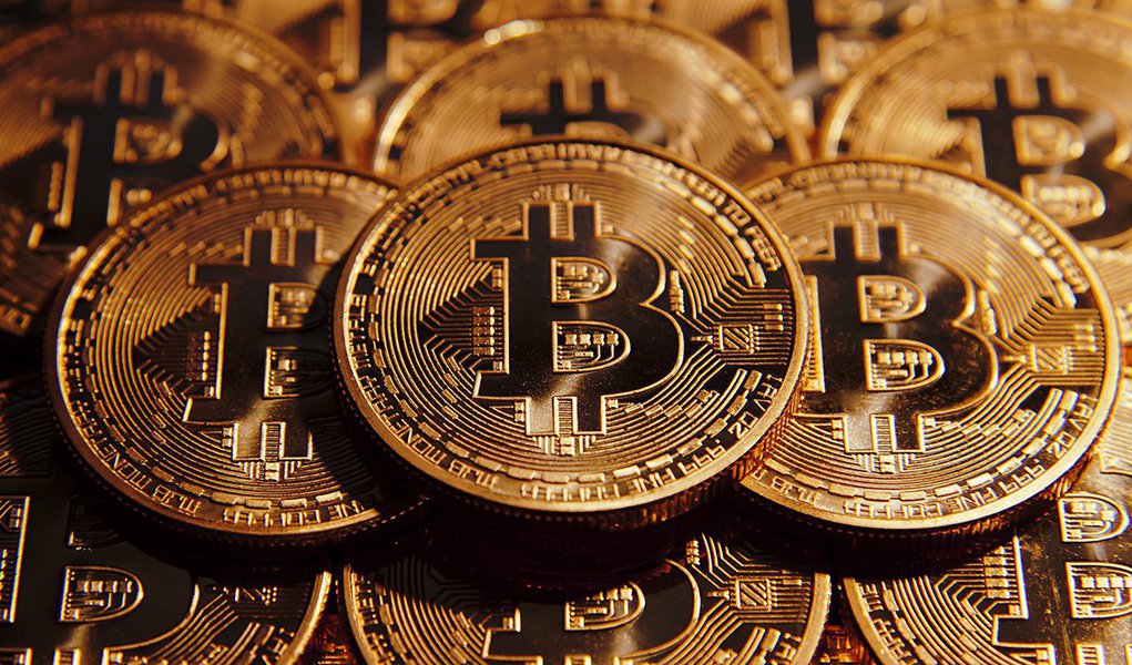 Rumores no mercado brasileiro apontam que a maior corretora do Brasil, a XP Investimentos, está trabalhando para começar a oferecer Bitcoins e outras criptomoedas a partir de 2018; os rumores começaram após descobrirem que a XP está registrando a marca "XP Bitcoin" no INPI; a XP é uma empresa que gosta de tentar abrir novos caminhos e, se fracassar, abandoná-los rapidamente; a companhia tem 450 mil clientes ativos com R$ 90 bilhões de custódia, transformando-se em uma das 10 maiores instituições financeiras do Brasil