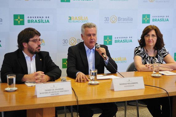 O governador do Distrito Federal, Rodrigo Rollemberg, afirmou que o projeto da Lei de Uso e Ocupação do Solo "vai facilitar o licenciamento de atividades econômicas e de edificações nas cidades com transparência e operação 100% digital"; a proposta foi aprovada pelo Conplan e será enviada à Câmara Legislativa até o fim de outubro; a base de dados da matéria de lei está disponível no Geoportal; a lei incide sobre aproximadamente 365 mil lotes urbanos registrados em cartório e espalhados por 24 regiões administrativas; não está incluído o conjunto urbanístico tombado pelo Iphan