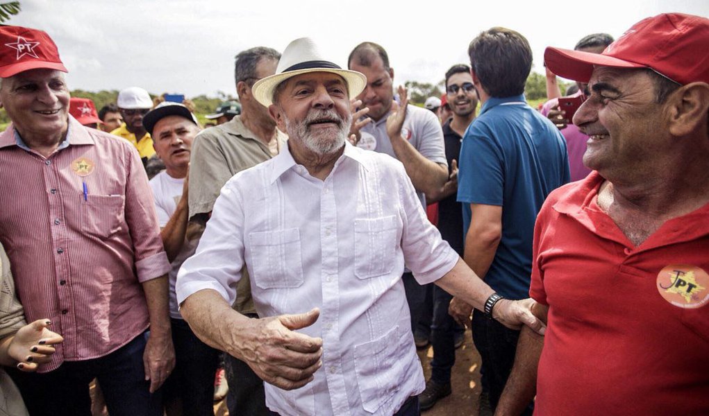 O ex-presidente Lula voltou a denunciar o desmonte do estado promovido pelo governo de Michel Temer, e a criticar a caçada judicial e midiática a que vem sendo submetido no âmbito da operação Lava Jato; em ato com milhares de pessoas em Montes Claros, Lula disse a a Lava Jato entrou em sua casa à procura de dinheiro, mas o que achou foi "vergonha na cara"; "Já acharam dinheiro na casa de um monte de gente. Foram na minha casa, abriram televisão, levantaram colchão... acharam vergonha na cara", disse o ex-presidente. "Aqui em Minas Gerais chegaram até a achar um helicóptero com 400 quilos de cocaína que todo mundo sabia de quem era. Sumiu", acrescentou; "Eu quero disputar a Presidência. Se disputar, vou ganhar. Se ganhar, vou consertar de novo esse país", afirmou Lula