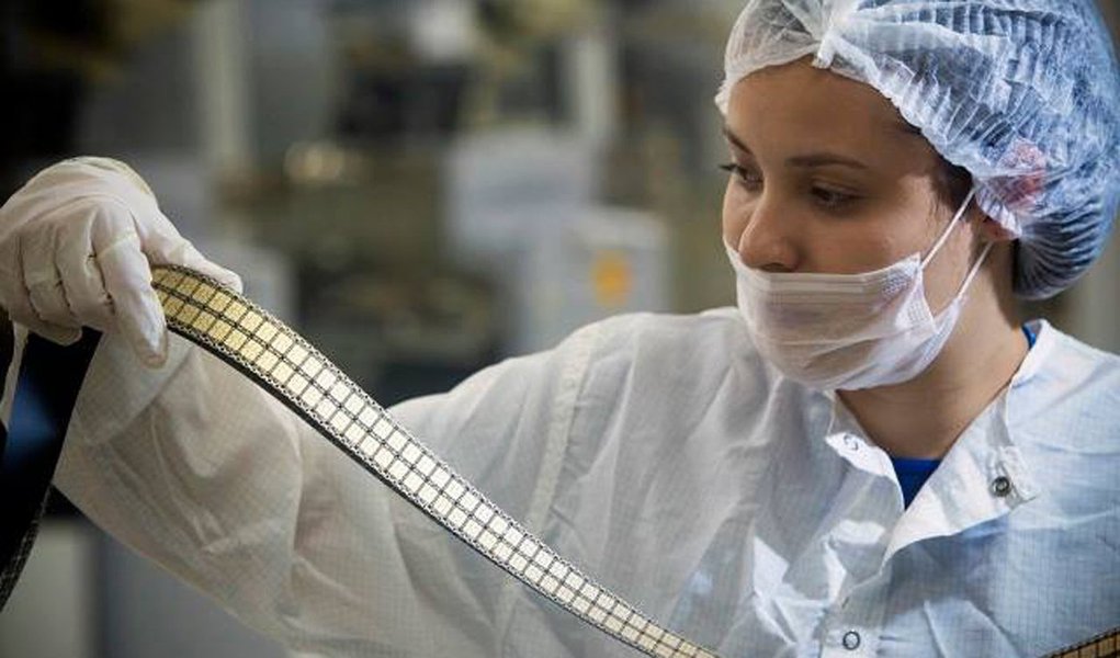 Fábrica de chips, Six Semicondutores, que tinha entre seus sócios o empresário Eike Batista está sendo alvo de uma operação por parte do BNDES para poder sair do papel; empresa, que já recebeu recursos de quase R$ 1 bilhão, ainda opera de forma pré-operacional e precisa de novos aportes da ordem de R$ 200 milhões para produzir em grande escala; acionistas estão discutindo a reestruturação da empresa e que até dezembro deverá ser anunciada a entrada de um sócio estratégico
