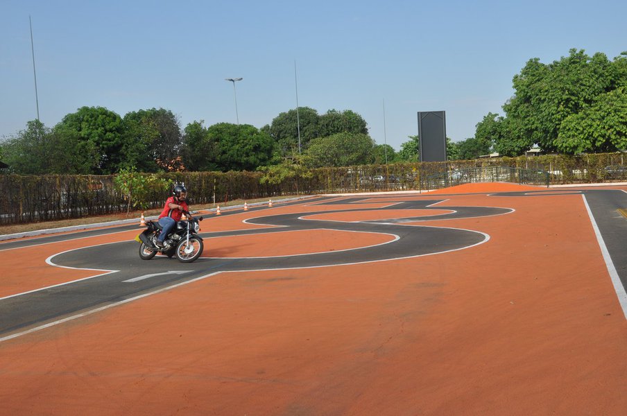 O Detran-GO inaugurou nesta terça-feira (17) duas pistas padronizadas de prática de direção veicular; na capital, novo circuito é direcionado aos candidatos à CNH Categoria “A” e fica na sede da autarquia na Cidade Jardim; em Aparecida de Goiânia, a nova pista é direcionada a exames de veículos de quatro e duas rodas e fica no Jardim Maria Inês; ambas contam com elementos que aprimoram o sistema de formação de condutores de motocicleta como rampa, cones, declive e a ampla área de desenvolvimento que exige que o piloto troque as marchas