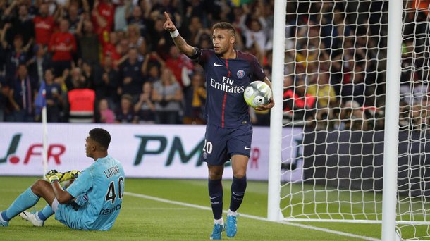 "Já me sinto em casa aqui", disse ele à mídia francesa. "O time joga com o estilo brasileiro, e isso ajuda minha integração", disse Neymar após a vitória do PSG por 6 x 2 em cima do Toulouse, na estreia do brasileiro no estádio Parc des Princes; Neymar, que deixou o Barça por 222 milhões de euros no início deste mês, já marcou três gols em dois jogos por seu novo clube